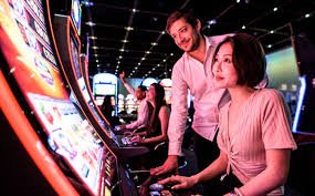 Roulette wheel and betting layout on fajartoto snapto Diamond Empire live table